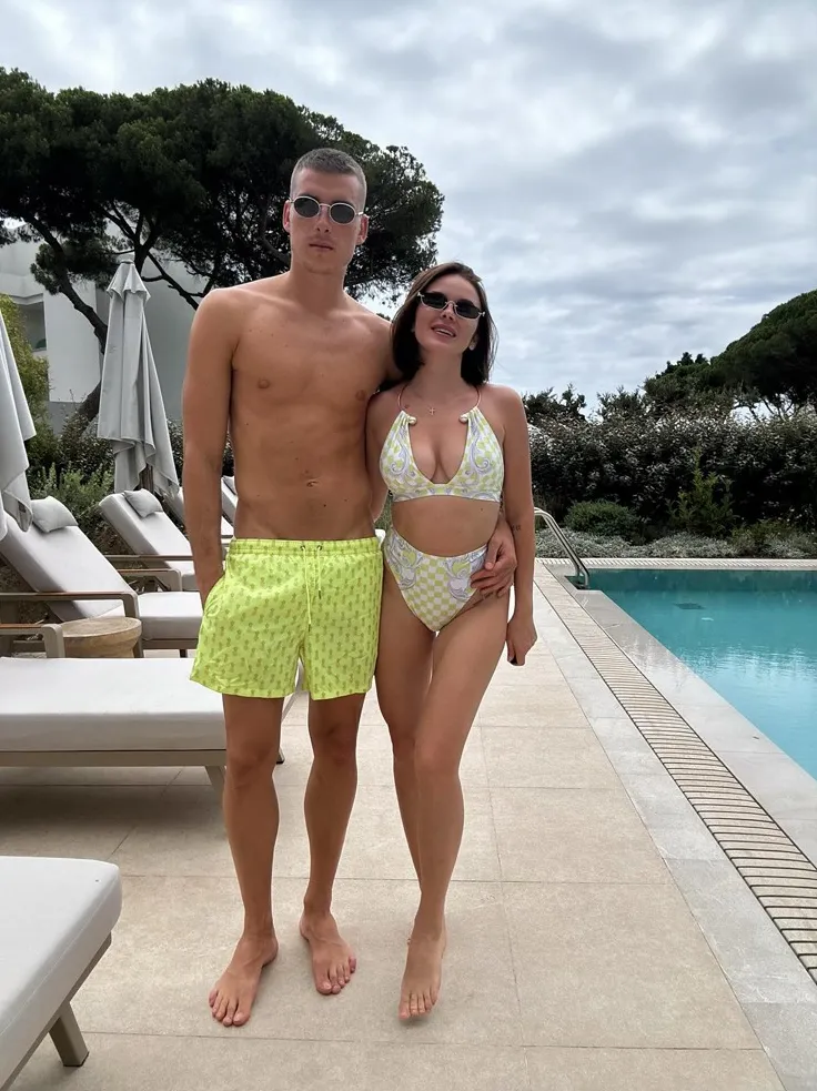 Lunin hạnh phúc bên vợ