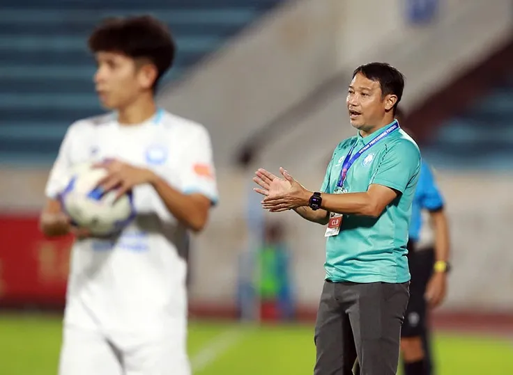 Ông Việt dẫn dắt CLB Nam Định giành 2 chức vô địch V-League liên tiếp.