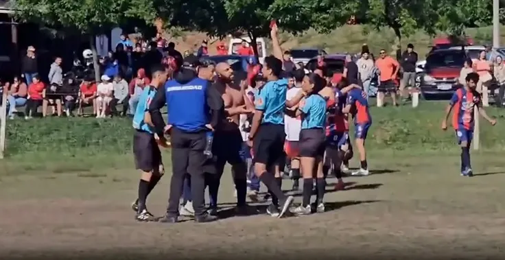 Rúng động bóng đá Uruguay: Cầu thủ 'thiết đầu công' trọng tài, gãy răng, máu đổ