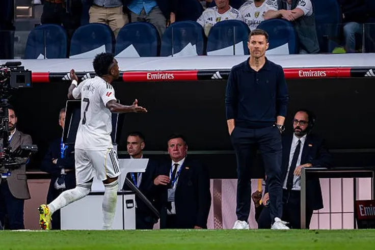 Vinicius 'bật' HLV, Real Madrid 'nắn gân': Perez ra tay, tương lai lung lay?