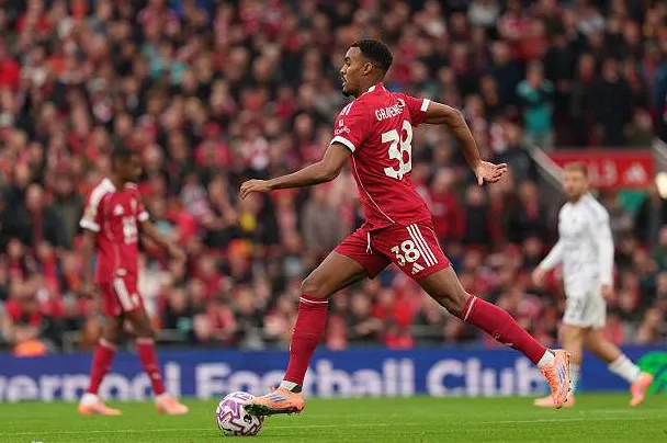 Liverpool chìm sâu vào khủng hoảng: Lỗi hệ thống hay 'phép thuật' từ trợ lý Van Bronckhorst?