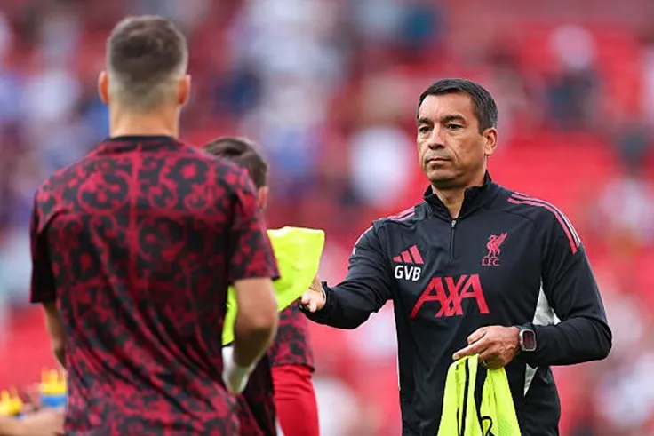 Van Bronckhorst làm trợ lý của Liverpool từ mùa giải này và bị nghi là người xui Arne Slot thay đổi đấu pháp