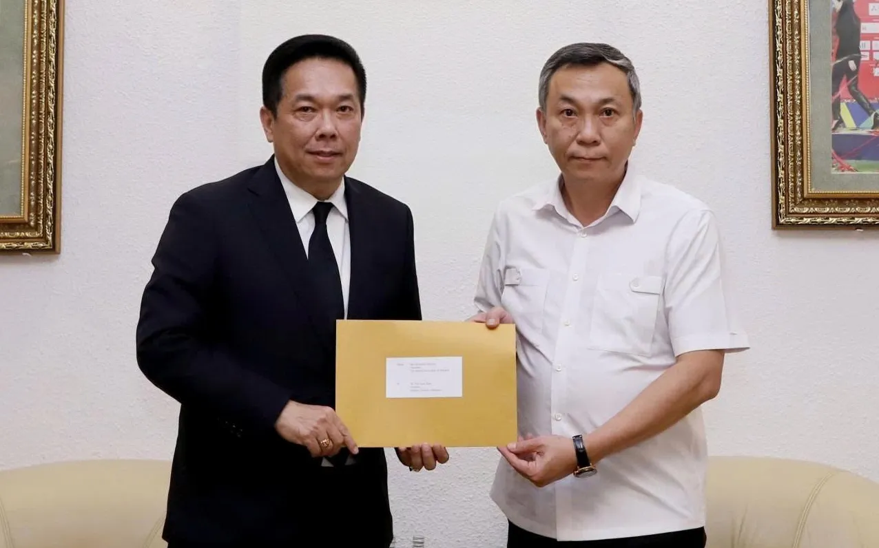 Ông Adisak Benjasiriwan đại diện cho FAT và ông Trần Quốc Tuấn đại diện cho VFF