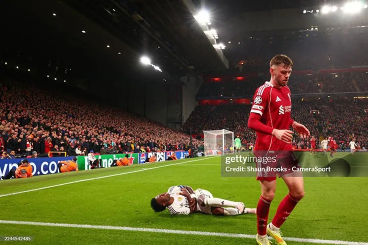 Vinicius hoàn toàn lép vế trước Bradley