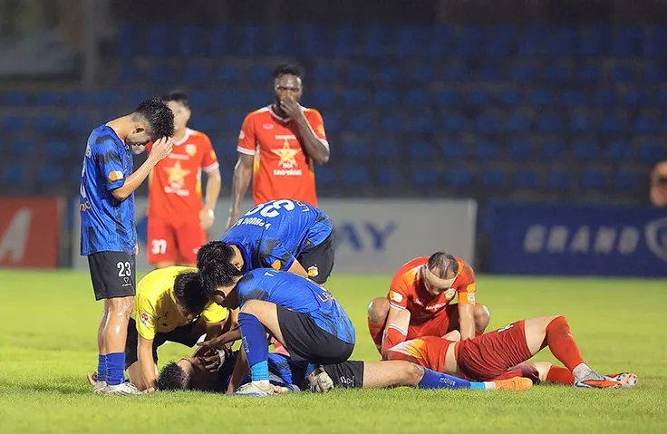 Trọng tài Nguyễn Mạnh Hải - Người hùng thầm lặng cứu nguy cho trung vệ HAGL Đinh Quang Kiệt