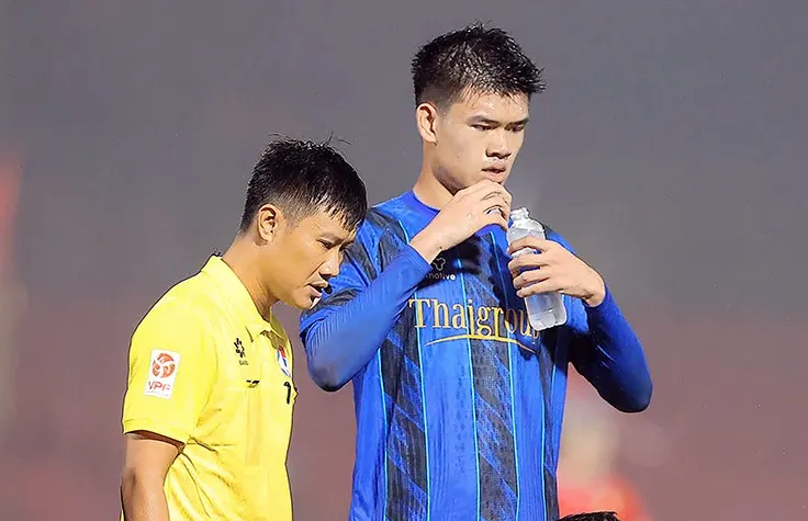 Quang Kiệt vẫn có thể thi đấu sau khi được các bác sĩ sơ cứu.