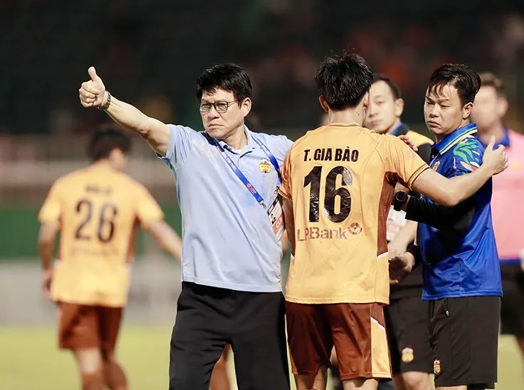 Ông Thành luôn là nhân vật thu hút sự chú ý ở V-League với hành động và phát ngôn của mình.