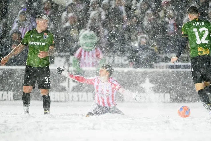 Sốc trận đấu diễn ra dưới bão tuyết & rét -8 độ C, cầu thủ phải dùng xẻng dọn tuyết - 2