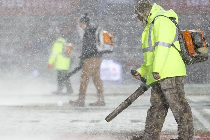 Sốc trận đấu diễn ra dưới bão tuyết & rét -8 độ C, cầu thủ phải dùng xẻng dọn tuyết - 3