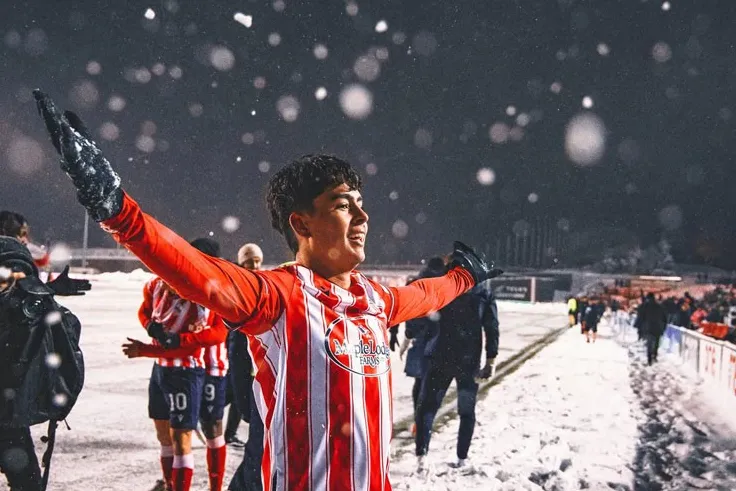 Sốc trận đấu diễn ra dưới bão tuyết & rét -8 độ C, cầu thủ phải dùng xẻng dọn tuyết - 4