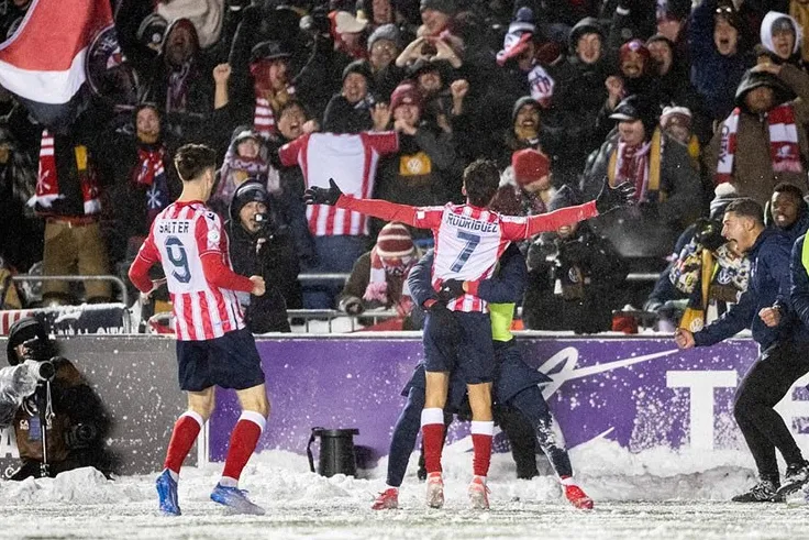 Sốc trận đấu diễn ra dưới bão tuyết & rét -8 độ C, cầu thủ phải dùng xẻng dọn tuyết - 5