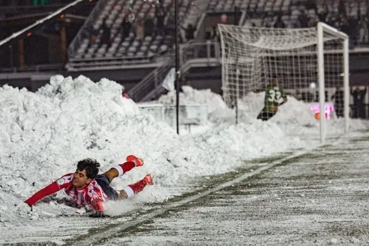 Sốc trận đấu diễn ra dưới bão tuyết & rét -8 độ C, cầu thủ phải dùng xẻng dọn tuyết - 6