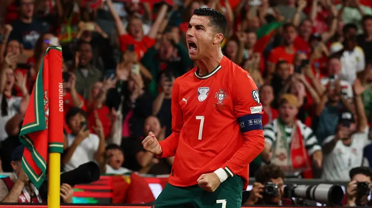 Cristiano Ronaldo đứng trước cơ hội lịch sử: Bồ Đào Nha tiến gần World Cup 2026, HLV Martinez đối mặt "cơn đau đầu dễ chịu"