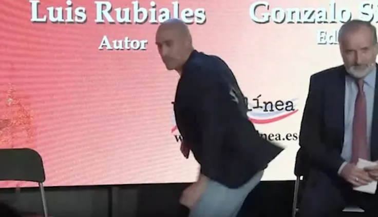 Cựu Chủ tịch LĐBĐ Tây Ban Nha Luis Rubiales Bất Ngờ Bị Ném Trứng Trong Buổi Giới Thiệu Sách, Mâu Thuẫn Gia Đình Lộ Rõ