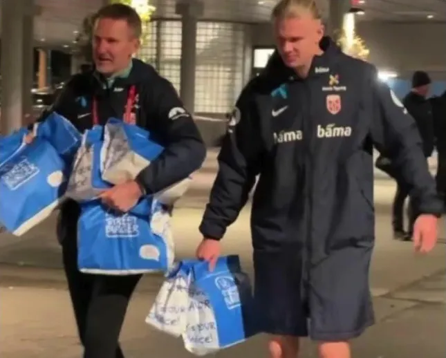 Haaland mang hamburger về bản doanh ĐT Na Uy ăn mừng sau trận thắng Estonia