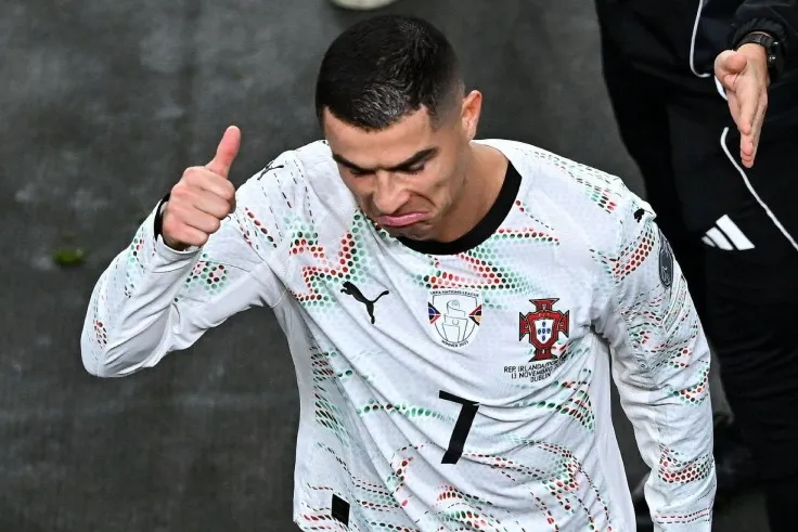 Ronaldo đối mặt nguy cơ tăng án phạt sau pha đánh nguội: Fan hiến kế "mạo hiểm" cứu vãn tình thế