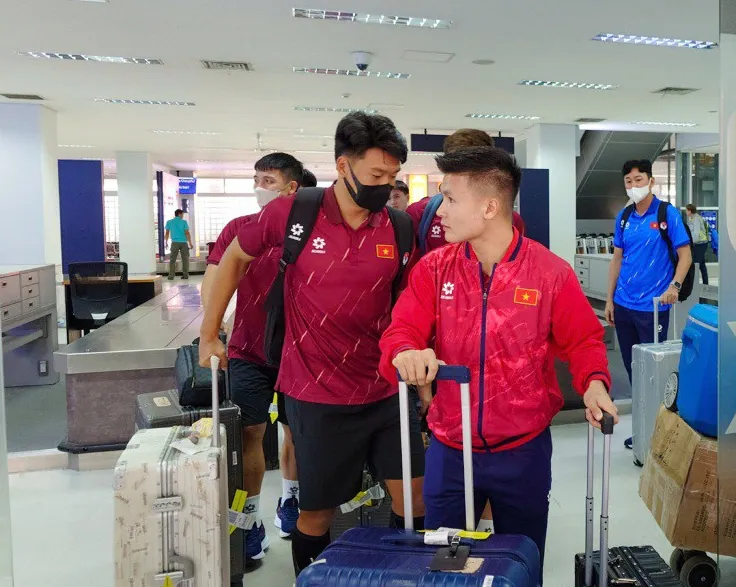 Xuân Son cực ngầu cùng ĐT Việt Nam lên đường đi đấu Lào