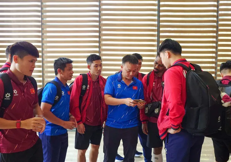 Xuân Son cực ngầu cùng ĐT Việt Nam lên đường đi đấu Lào