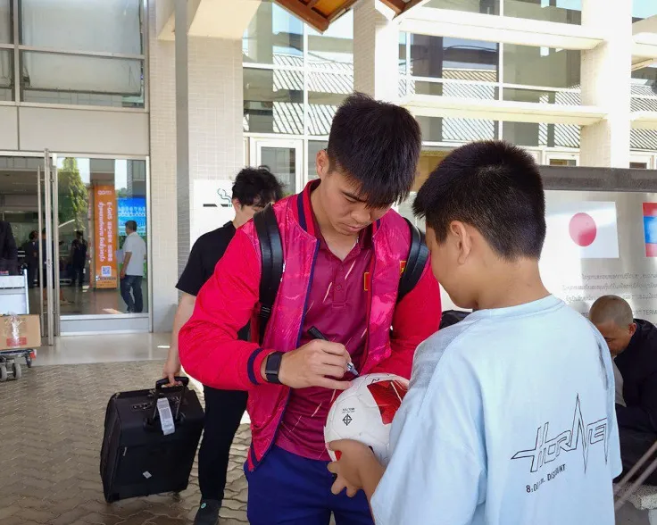 Các tuyển thủ ký tặng và chụp ảnh lưu niệm với người hâm mộ