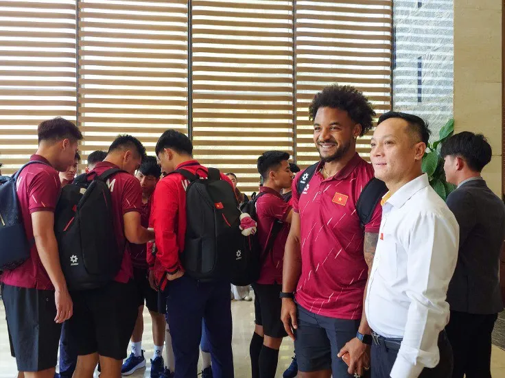 Xuân Son cực ngầu cùng ĐT Việt Nam lên đường đi đấu Lào