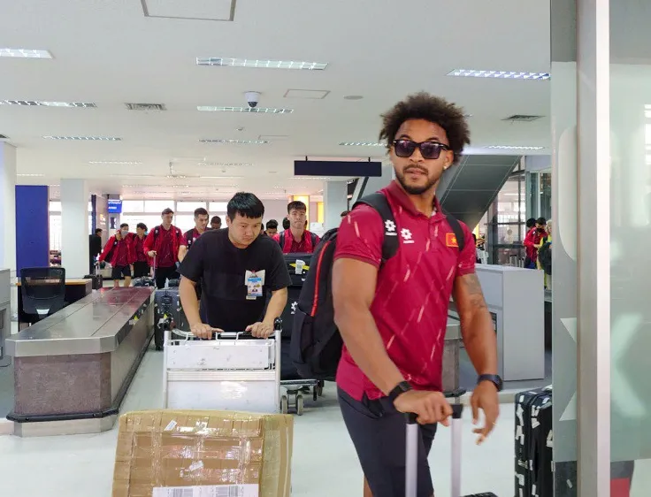 Xuân Son cực ngầu cùng ĐT Việt Nam lên đường đi đấu Lào