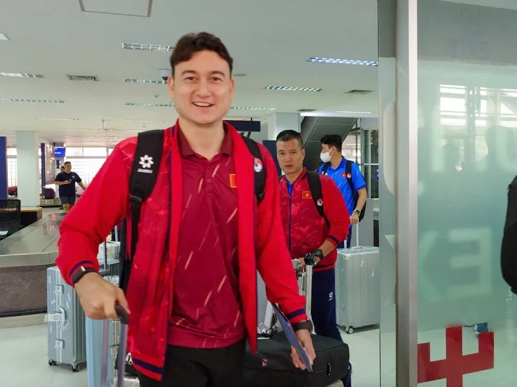 Xuân Son cực ngầu cùng ĐT Việt Nam lên đường đi đấu Lào