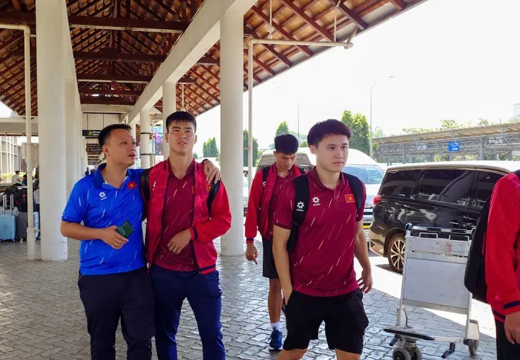 Xuân Son cực ngầu cùng ĐT Việt Nam lên đường đi đấu Lào