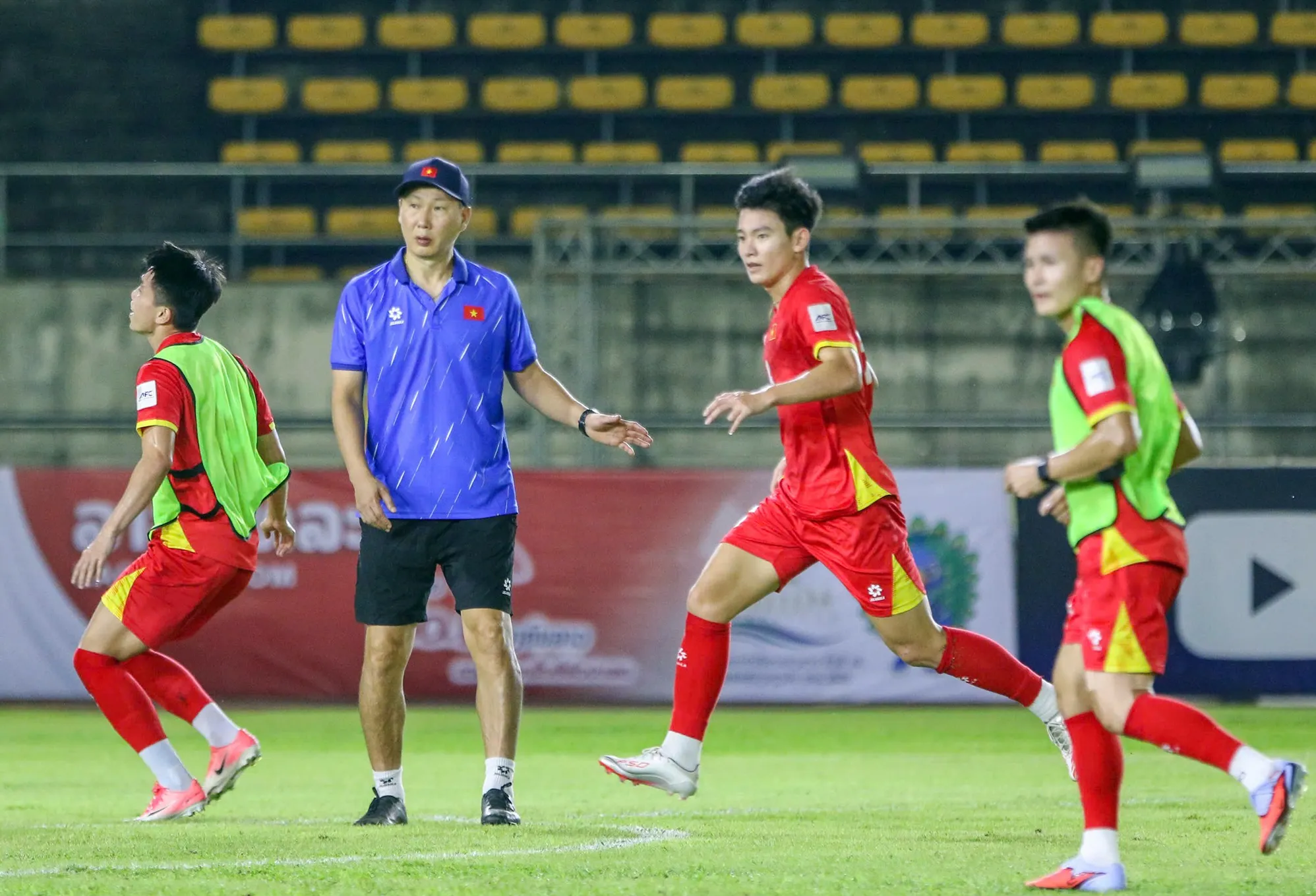 ĐT Việt Nam sẵn sàng đọ sức với Lào, Xuân Son được "cô gái" đặc biệt chú ý