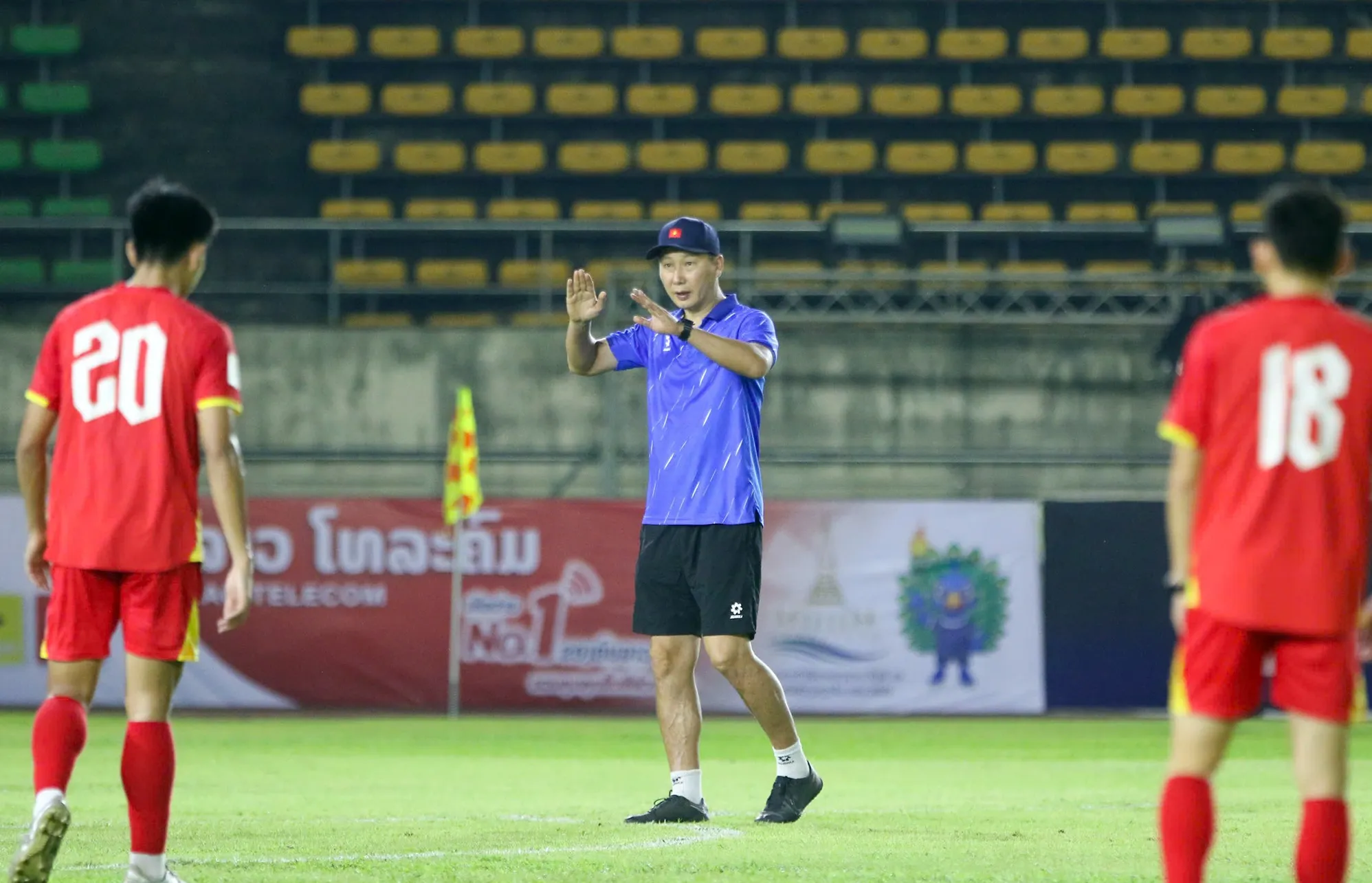 Trong cuộc họp báo trưa 18/11, HLV Kim Sang Sik tiết lộ ông có thể sử dụng Xuân Son và hy vọng tiền đạo sinh năm 1997 có thể ghi bàn vào lưới ĐT Lào sau thời gian dài dưỡng thương.