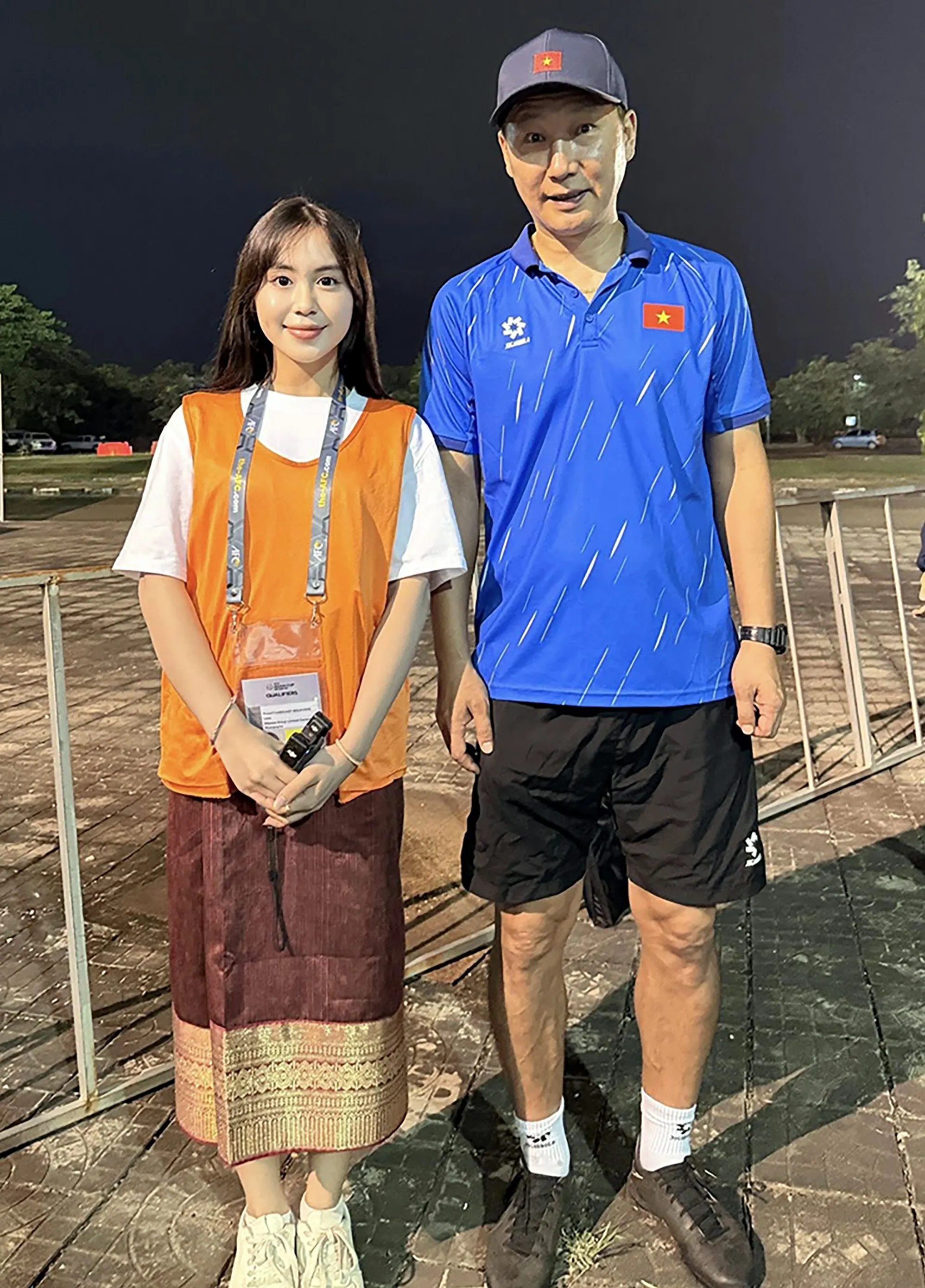 Không chỉ chụp ảnh với Xuân Son, Maysaa còn đăng tải hình ảnh chụp cùng HLV Kim Sang Sik lên trang cá nhân kèm dòng trạng thái: 