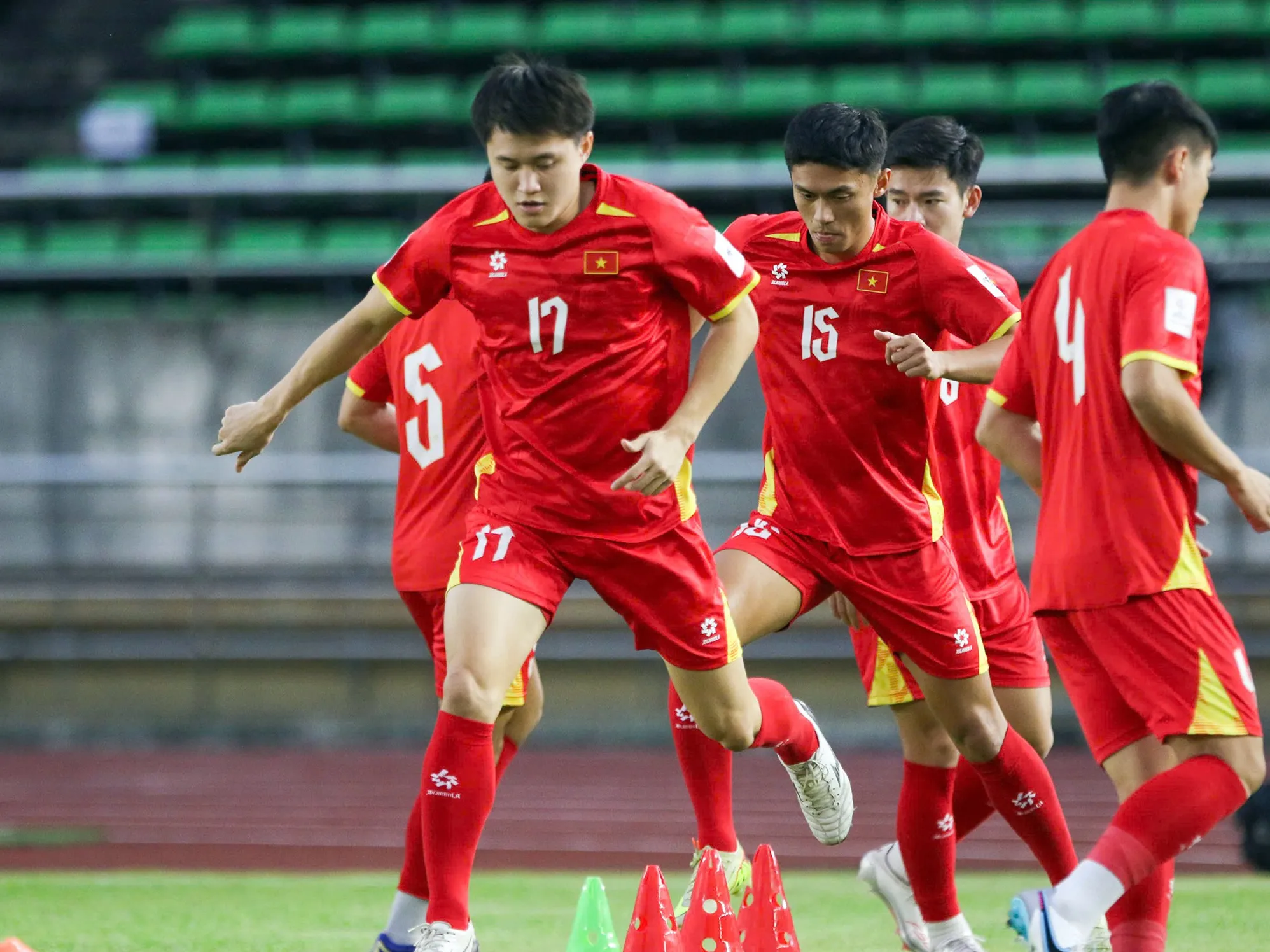 Các cầu thủ trẻ như Khổng Minh Gia Bảo, Việt Cường, Tuấn Tài,... miệt mài tập luyện với hy vọng được thầy Kim trao cơ hội trước đối thủ yếu như Lào.