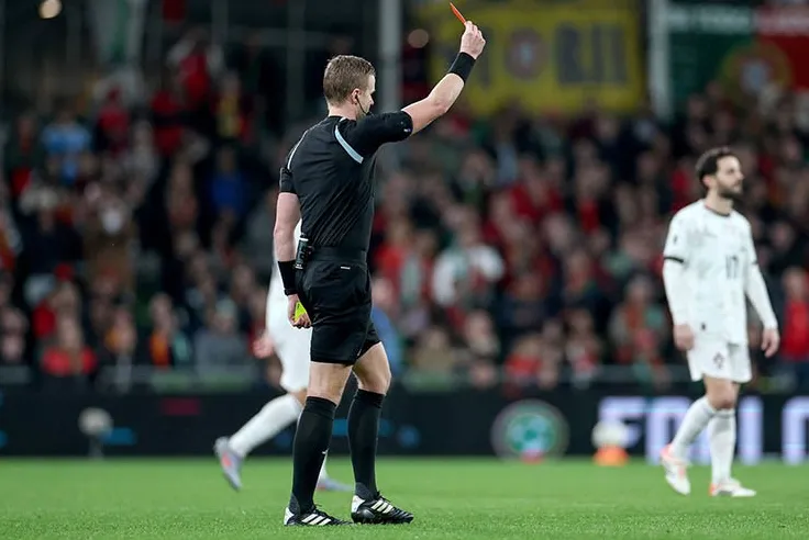 Dù nhận thẻ đỏ trực tiếp vì hành vi bạo lực, Ronaldo chỉ bị treo giò 1 trận