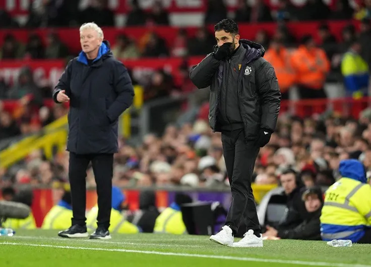 HLV Amorim không mạnh dạn tăng thêm nhân sự cho mặt trận tấn công dù MU chơi hơn người hơn 75 phút