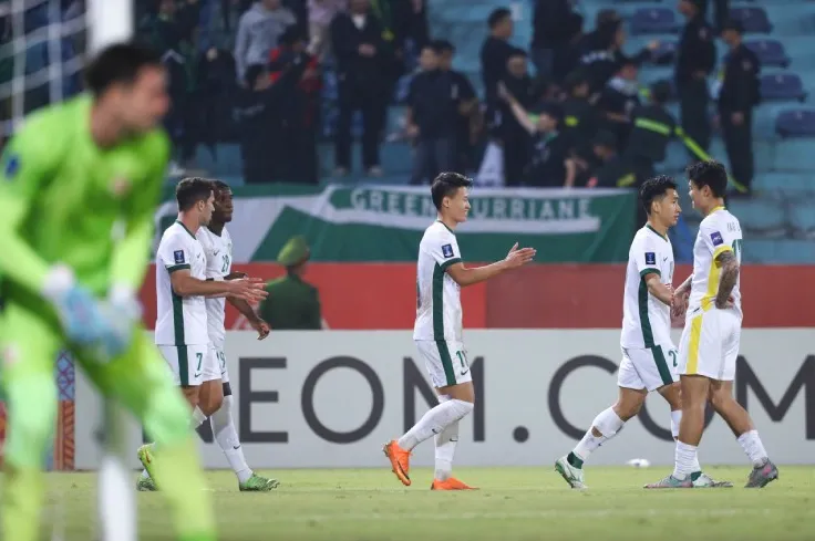 Pha phá bóng của thủ môn Việt kiều đập người Lin Liangming vào lưới