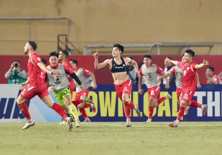 Các cầu thủ đội chủ nhà vỡ òa ăn mừng