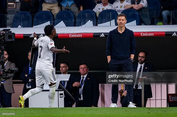 Mâu thuẫn giữa Vinicius với HLV Alonso là vấn đề lớn