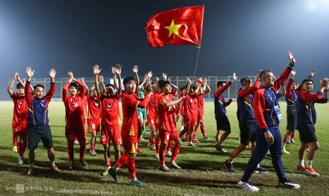 Đội tuyển U17 Việt Nam mừng chiến thắng 4-0 trước Malaysia ở lượt cuối vòng loại U17 châu Á, trên sân PVF ở Hưng Yên ngày 30/11/2025. Ảnh: VFF