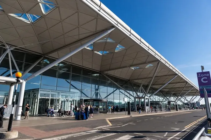 Rúng động bóng đá Anh: Cựu sao Premier League bị bắt giữ tại sân bay Stansted vì cáo buộc hiếp dâm nghiêm trọng