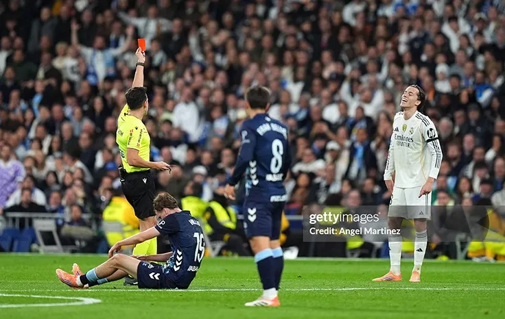 Real Madrid liên tiếp mất người sau hai tấm thẻ đỏ, khiến trận đấu sụp đổ
