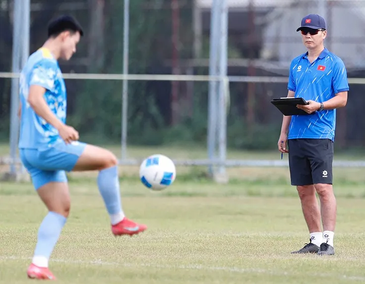 HLV Kim Sang Sik thử nghiệm thay đổi vị trị để tối ưu sức chiến đấu trong vòng cấm