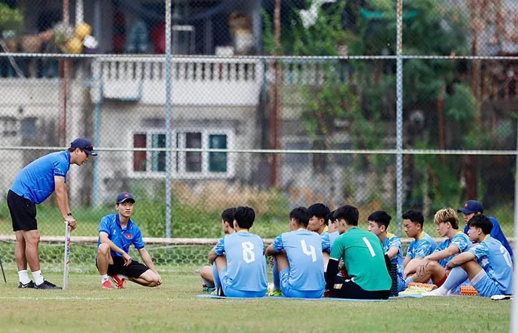 Đáng chú ý, ở phần đầu buổi tập của U22 Việt Nam, HLV Kim Sang Sik bất ngờ cầm sa bàn và kéo các cầu thủ đá chính trước U22 Malaysia ra một góc sân khá xa.