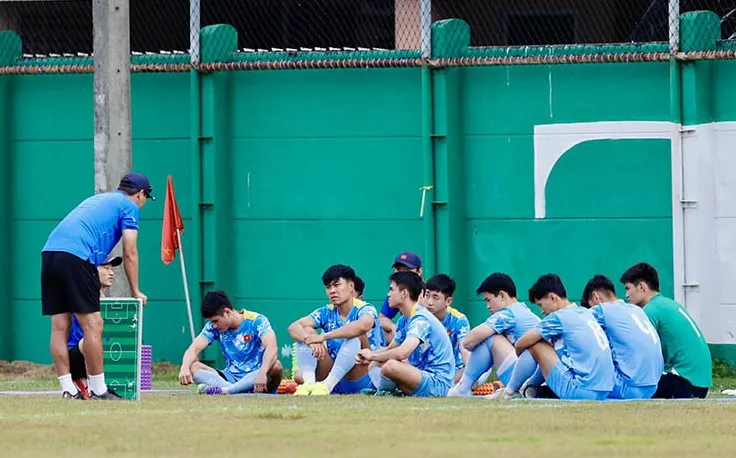 Ông Kim đưa các học trò của mình ra góc sân xa nhất để “họp kín”. Cuộc họp giữa HLV Kim Sang Sik và các học trò đá chính ở trận thắng trước U22 Malaysia kéo dài khoảng 15 phút.