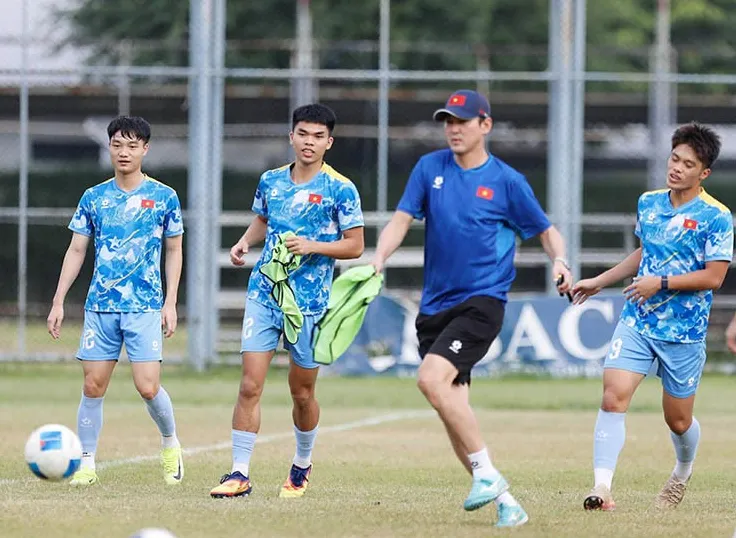Trong khi các cầu thủ còn lại của U22 Việt Nam vẫn miệt mài tập luyện dưới sự hướng dẫn của trợ lý Lee Jung Soo.