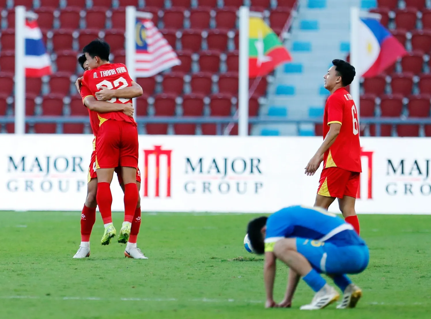 HLV Kim Sang Sik "vò đầu bứt tai", U22 Việt Nam giành vé chung kết SEA Games 33 cùng "cơn mưa" tiền thưởng