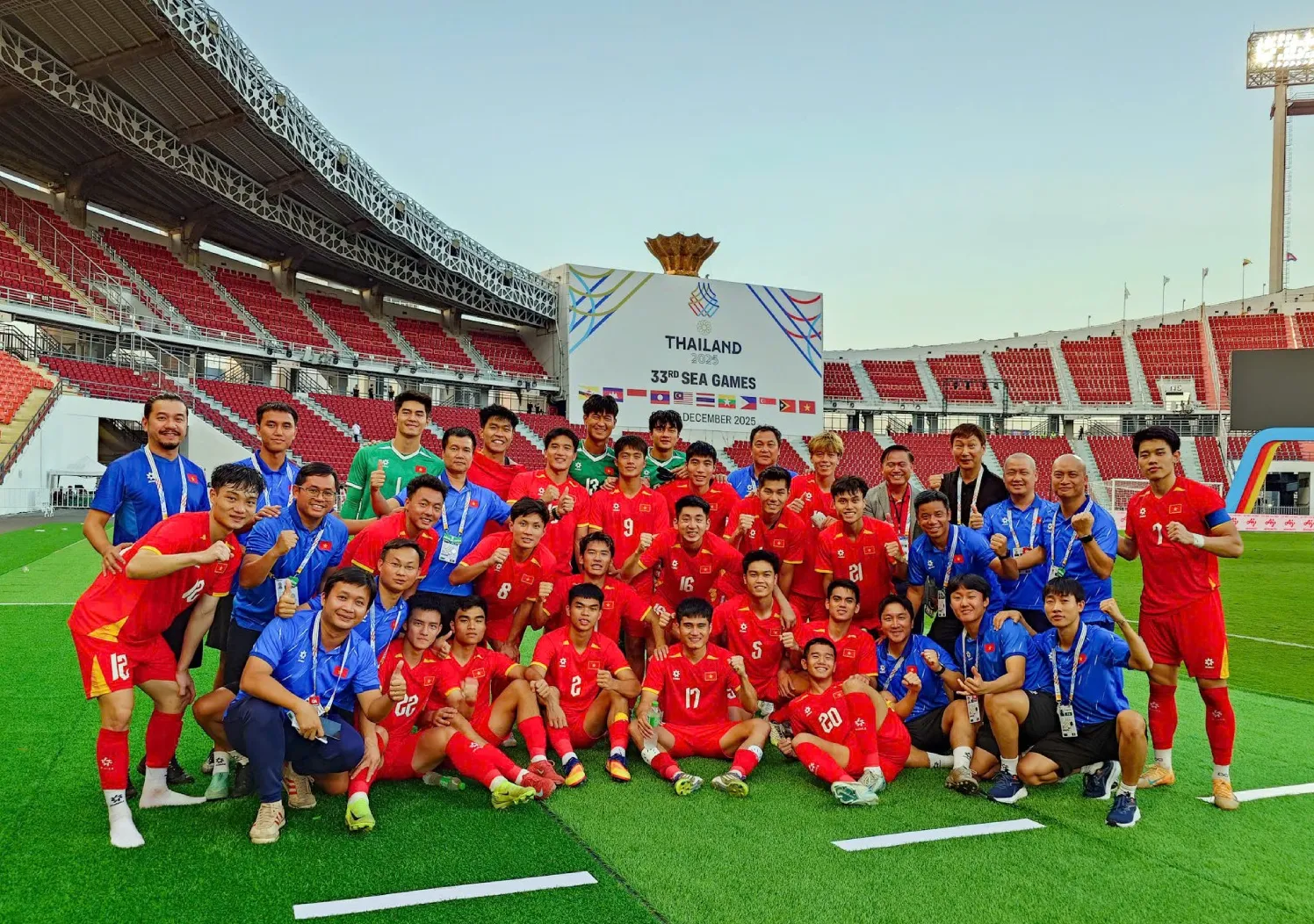 Ông Trần Anh Tú&nbsp;chuyển lời chúc mừng của Chủ tịch VFF Trần Quốc Tuấn tới toàn đội, biểu dương thành tích giành vé vào chung kết bóng đá nam SEA Games 33. Bên cạnh đó,&nbsp;Thường trực BCH VFF đã thưởng đội 500 triệu đồng