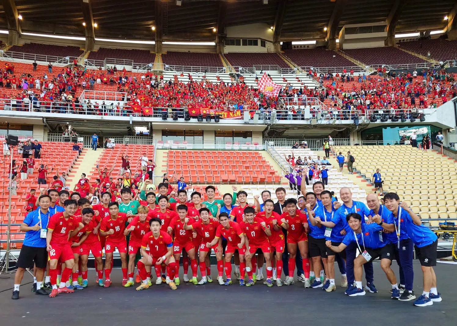 Toàn đội chụp ảnh lưu niệm cùng các cổ động viên lặn lội tới&nbsp;sân&nbsp;Rajamangala (Bangkok). Theo kế hoạch, trận chung kết môn bóng đá nam SEA Games diễn ra vào 19h30 ngày 18/12