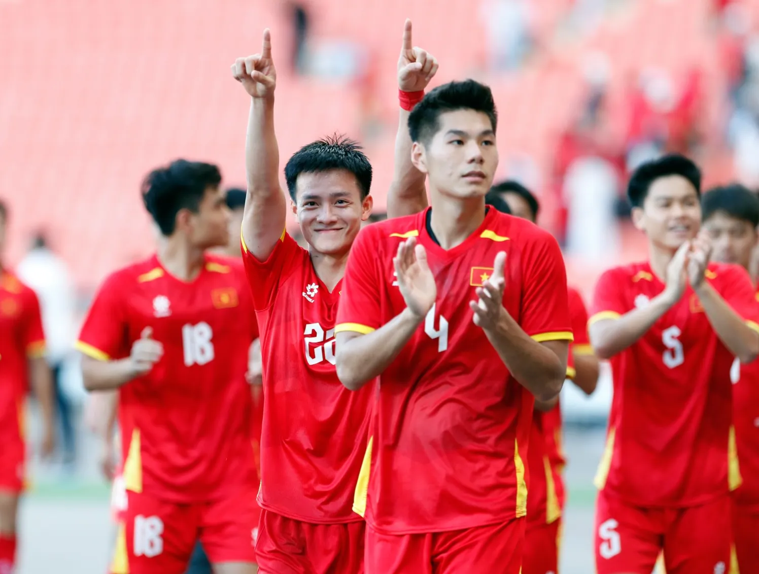 Thanh Nhàn, tác giả bàn ấn định tỷ số ăn mừng đầy phấn khích