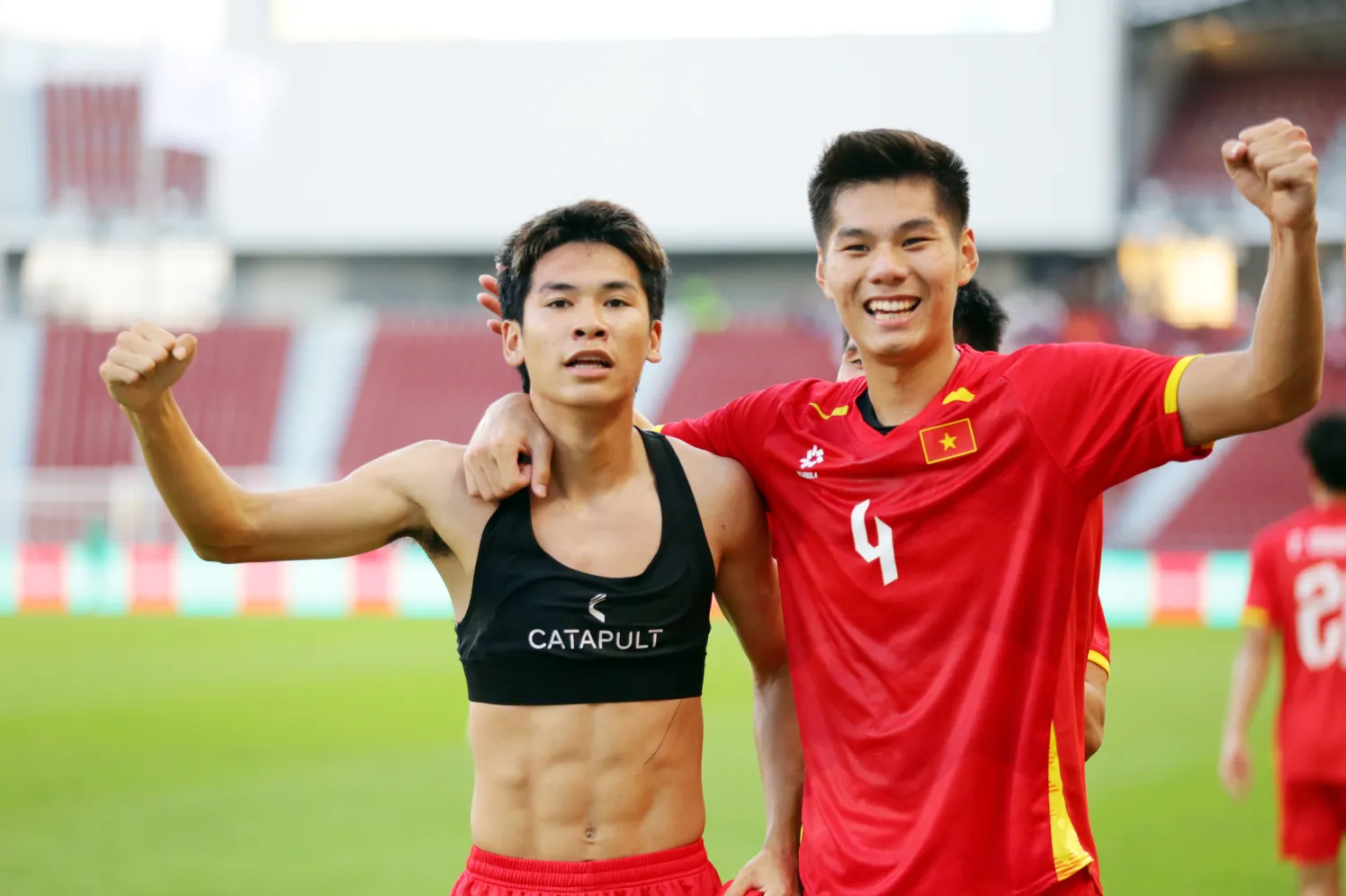 Văn Thuận (ảnh trái), tác giả bàn mở tỷ số ở phút 89 khoe 