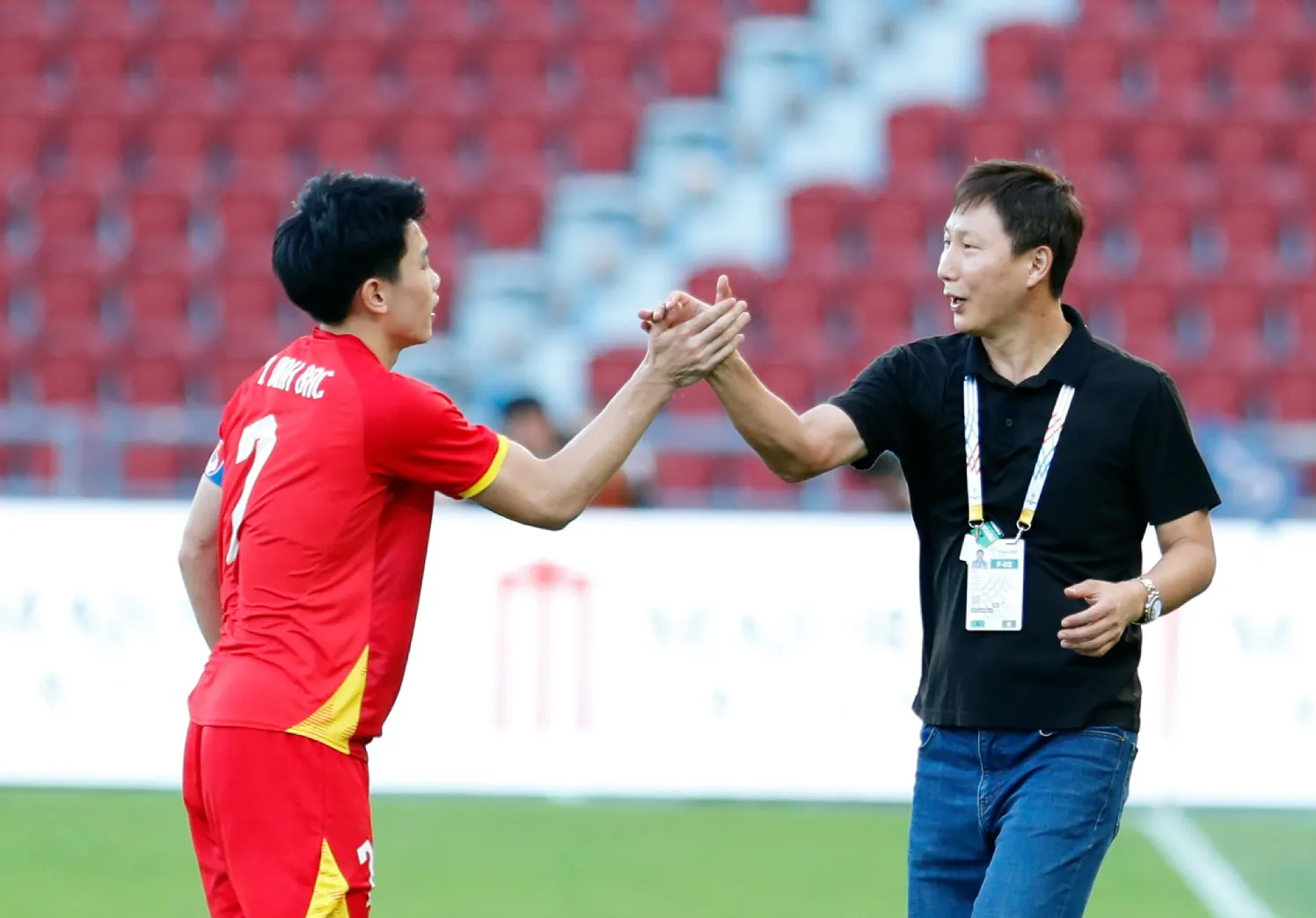 Đình Bắc chia vui với HLV Kim Sang Sik