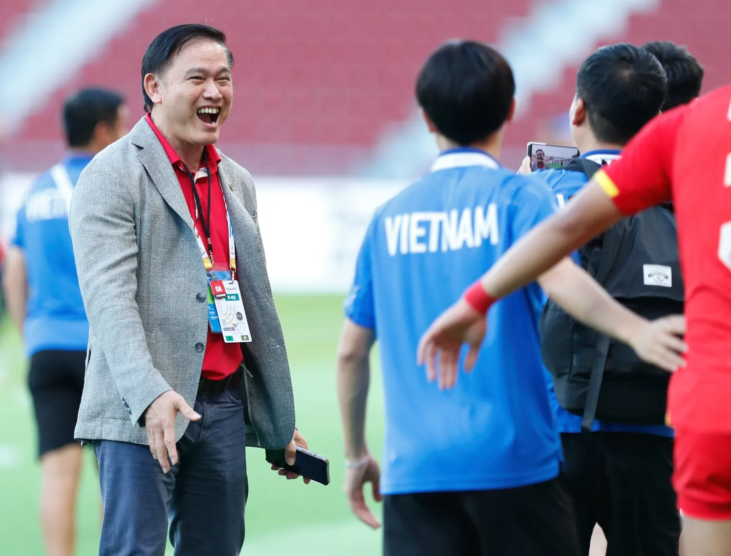 Ông Trần Anh Tú, Phó chủ tịch Liên đoàn bóng đá Việt Nam (VFF) kiêm lãnh đội U22 Việt Nam xuống sân hòa chung niềm vui với cầu thủ và ban huấn luyện